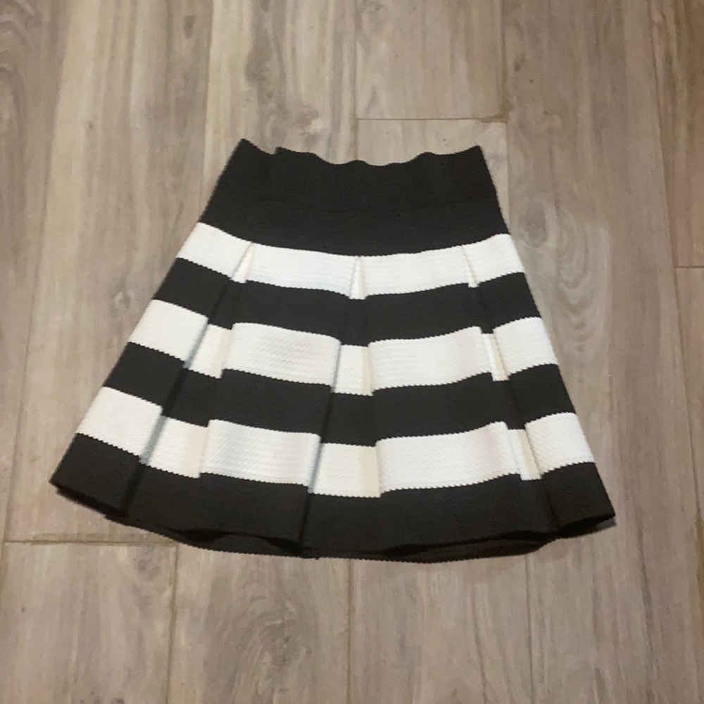 Black and white striped high waisted skirt (Las)